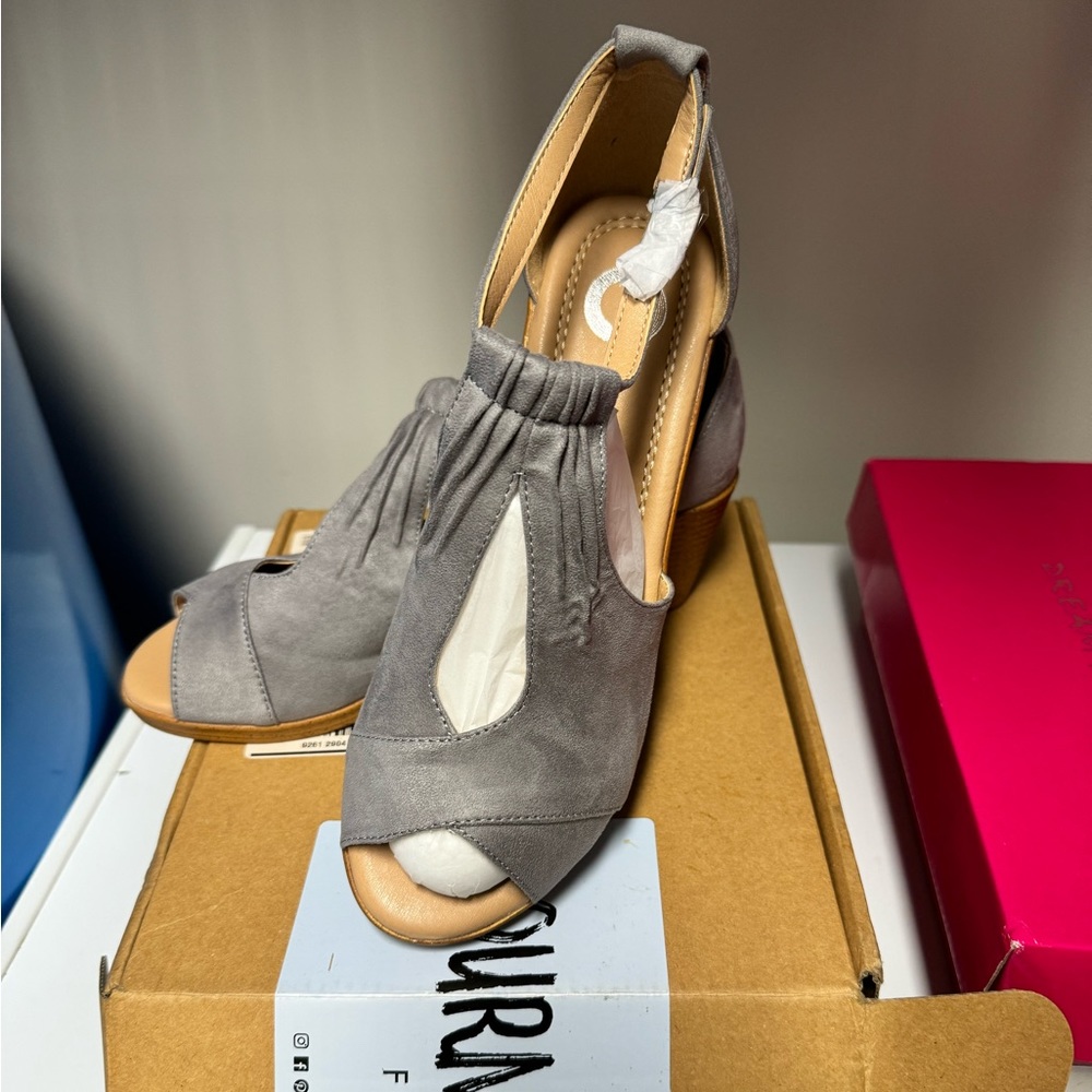 Journee Collection Kedzie Wedge Sandal, size 8, grey, new